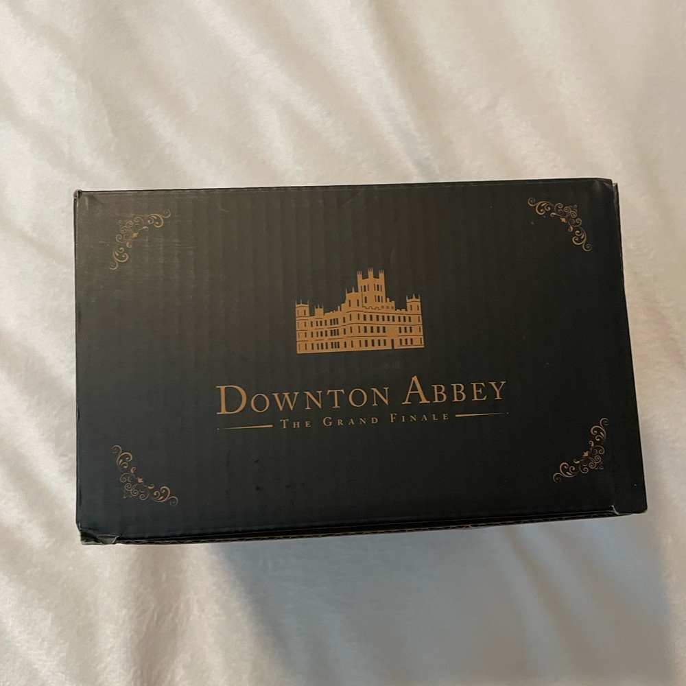 Downton abbey Elegant Gold Rimmed White Teacup and saucer - Picture 8 of 8